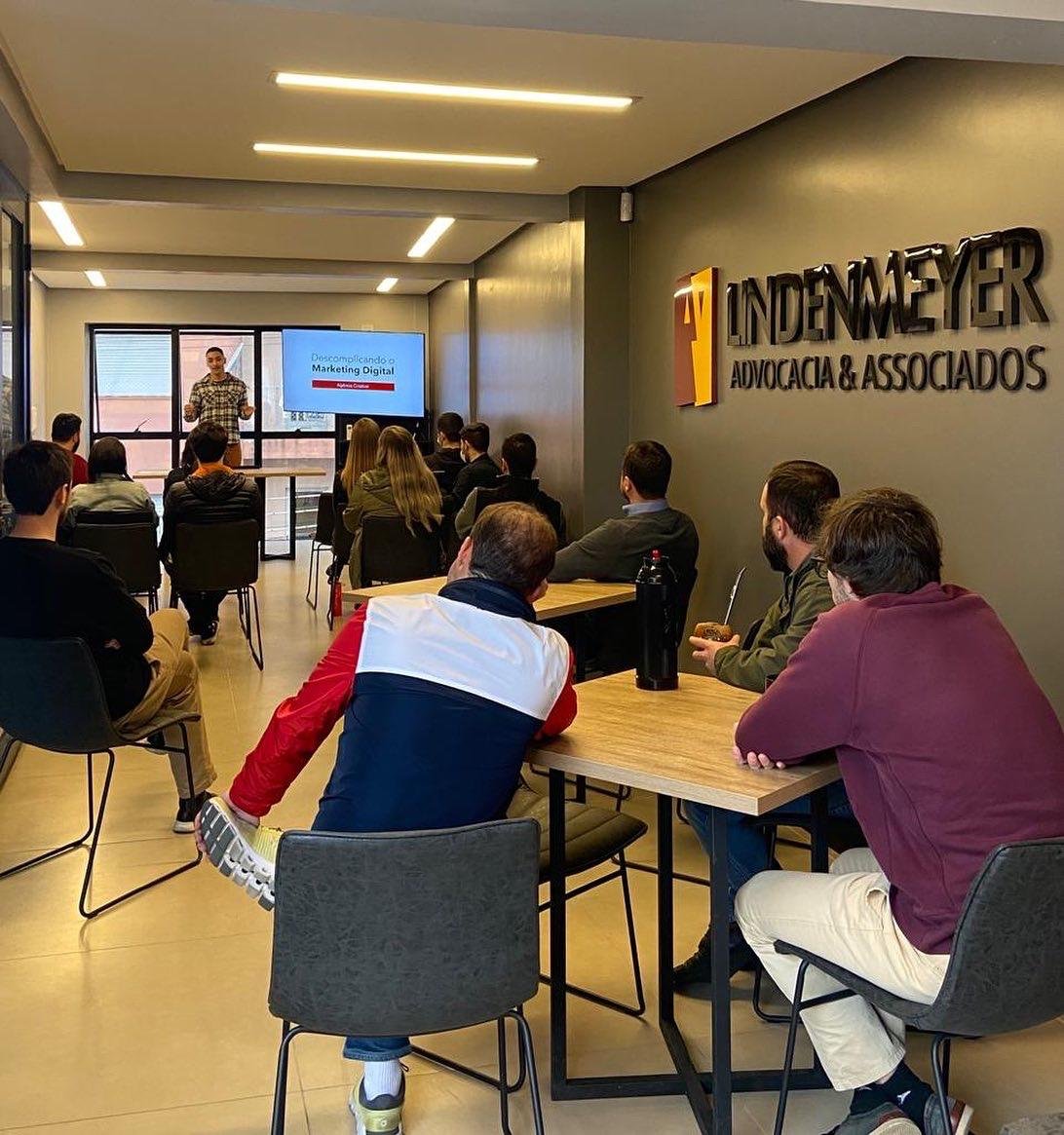 Thiago palestrando sobre marketing para advocacia